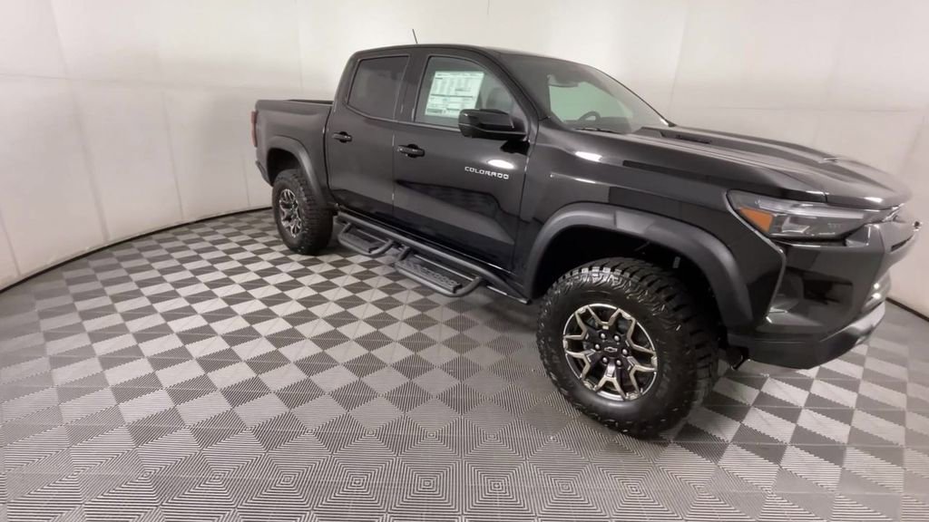 2025 Chevrolet Colorado ZR2 photo 2