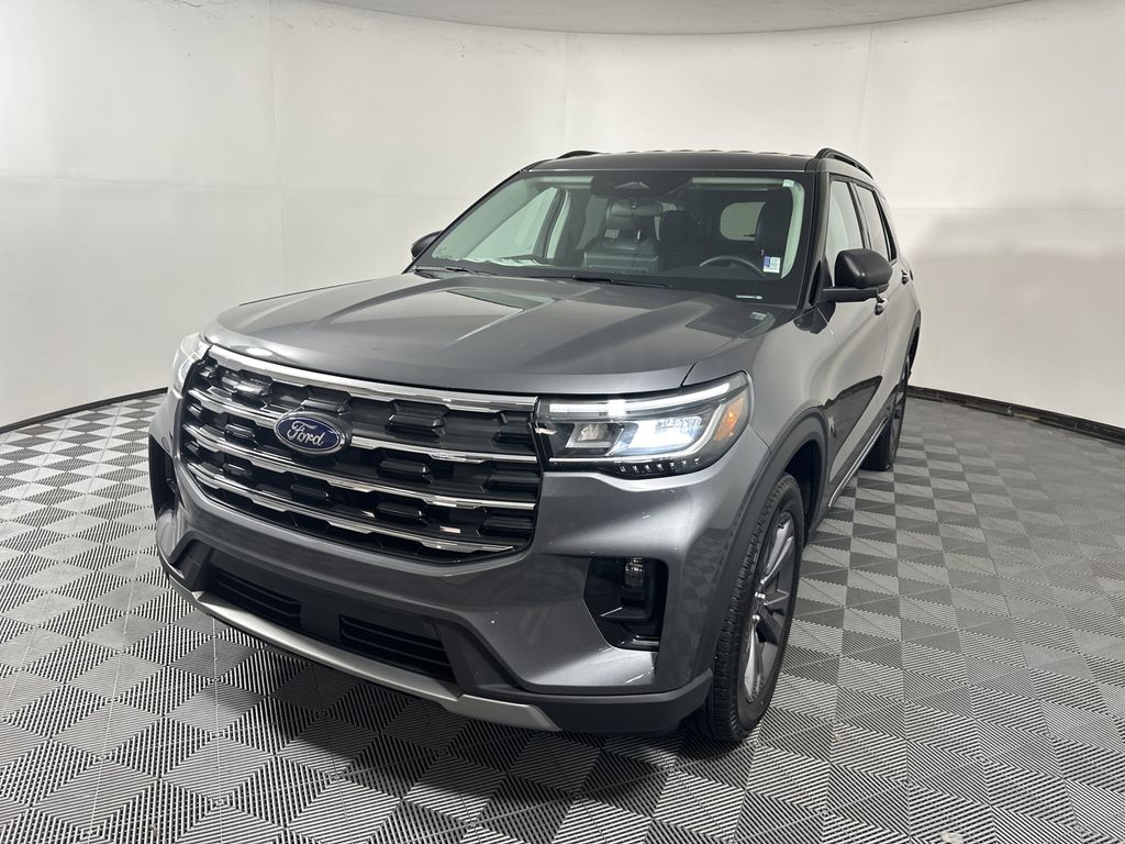 2025 Ford Explorer photo 3