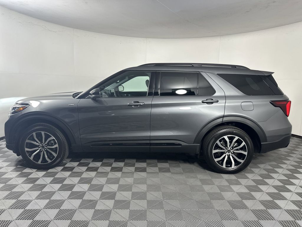 2025 Ford Explorer ST-Line photo 4