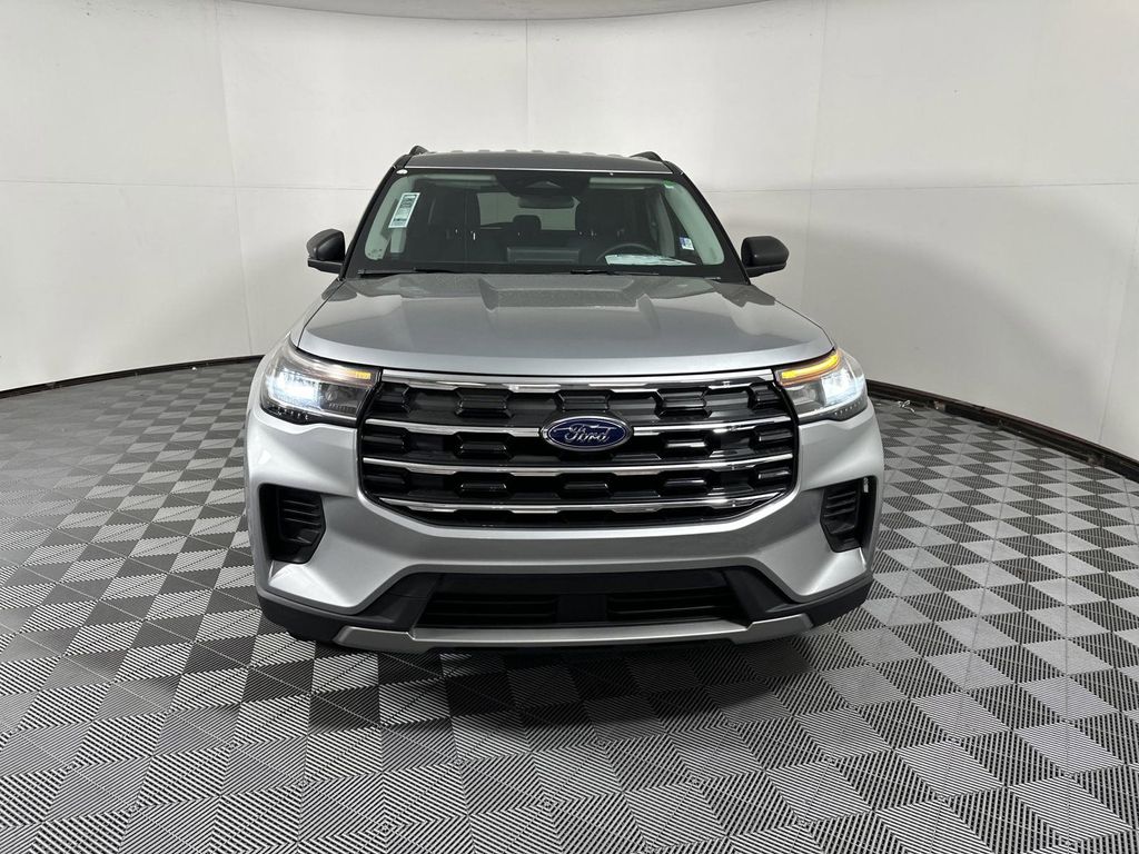 2025 Ford Explorer photo 3