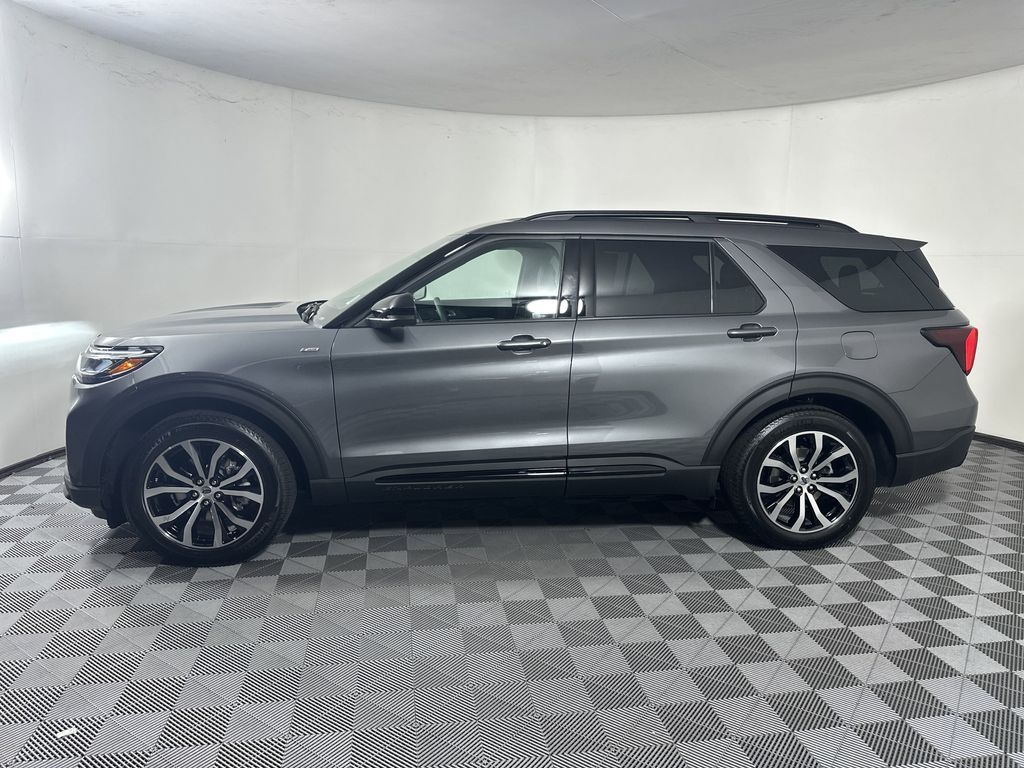 2025 Ford Explorer ST-Line photo 2