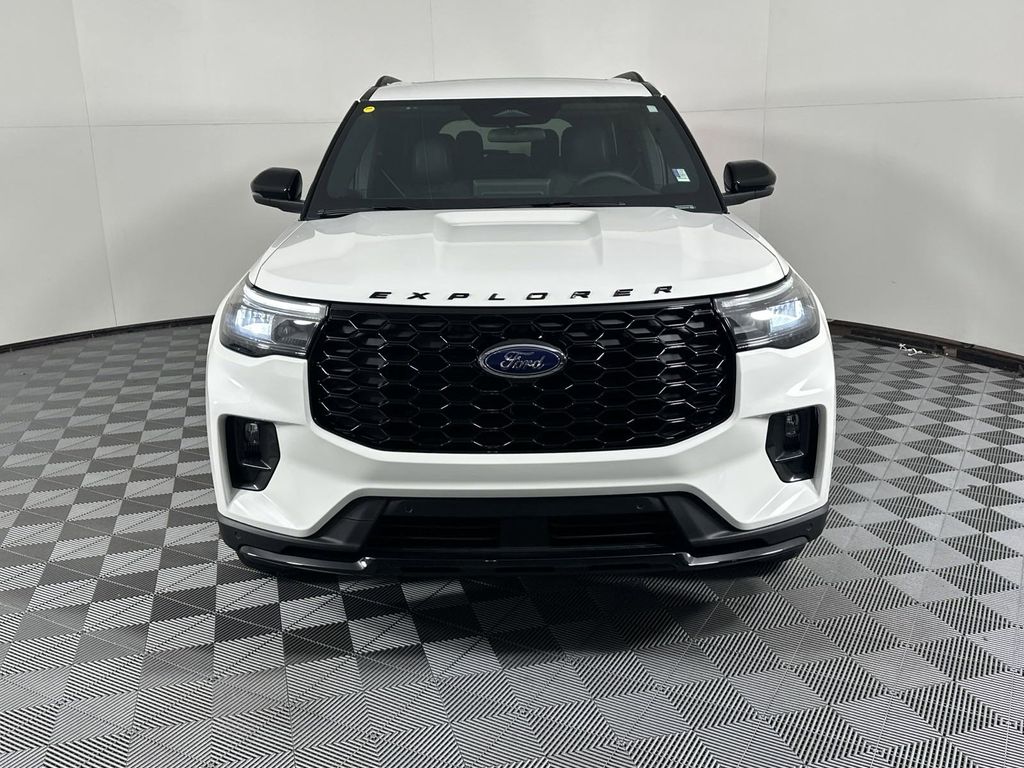 2025 Ford Explorer ST-Line photo 2