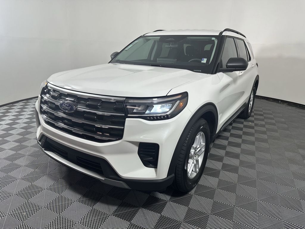 2025 Ford Explorer photo 2