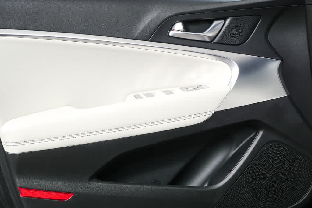2025 GENESIS G70 Standard - Photo 6