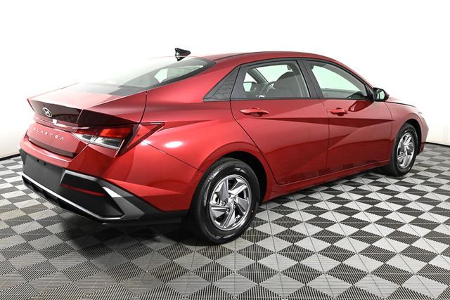 2026 Hyundai Elantra SE photo 4