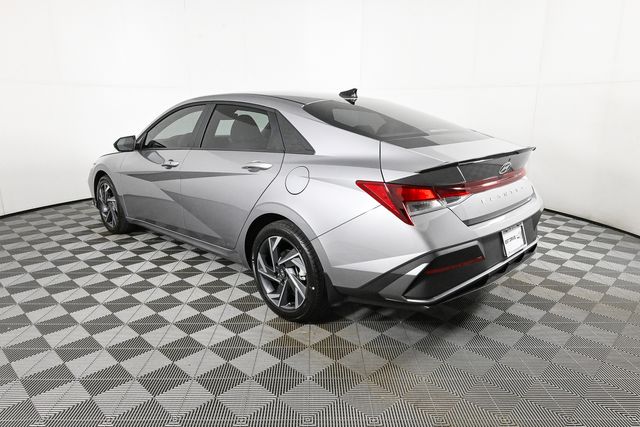 2025 Hyundai Elantra SEL Sport photo 3