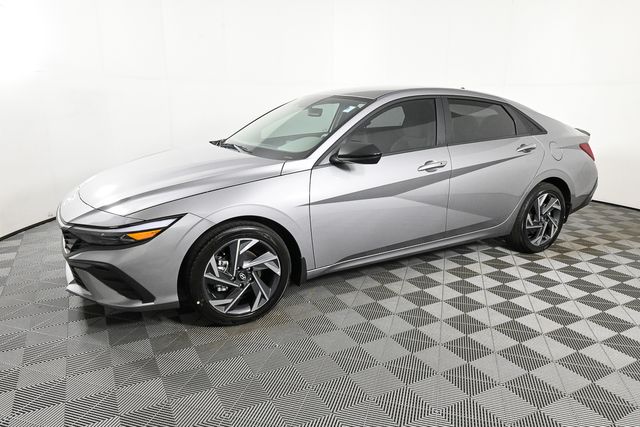 2025 Hyundai Elantra SEL Sport photo 2