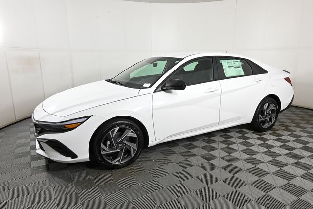 2025 Hyundai Elantra SEL Sport photo 2