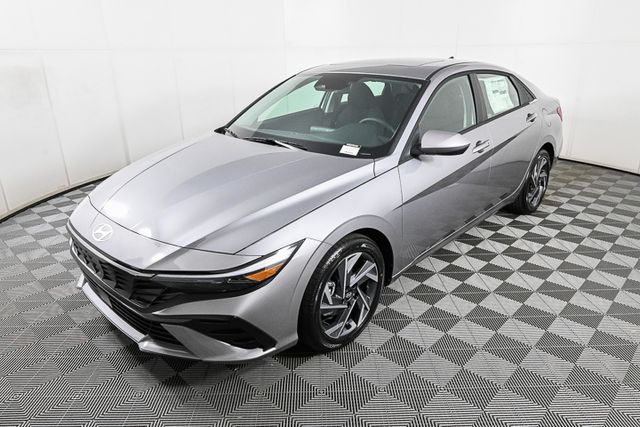 2025 Hyundai Elantra SEL Convenience photo 3