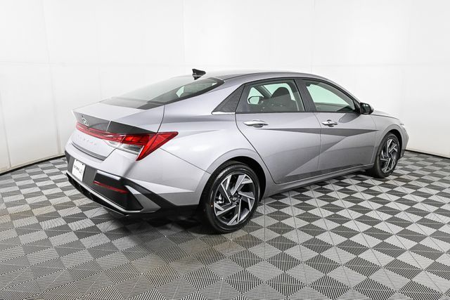 2025 Hyundai Elantra SEL Convenience photo 4
