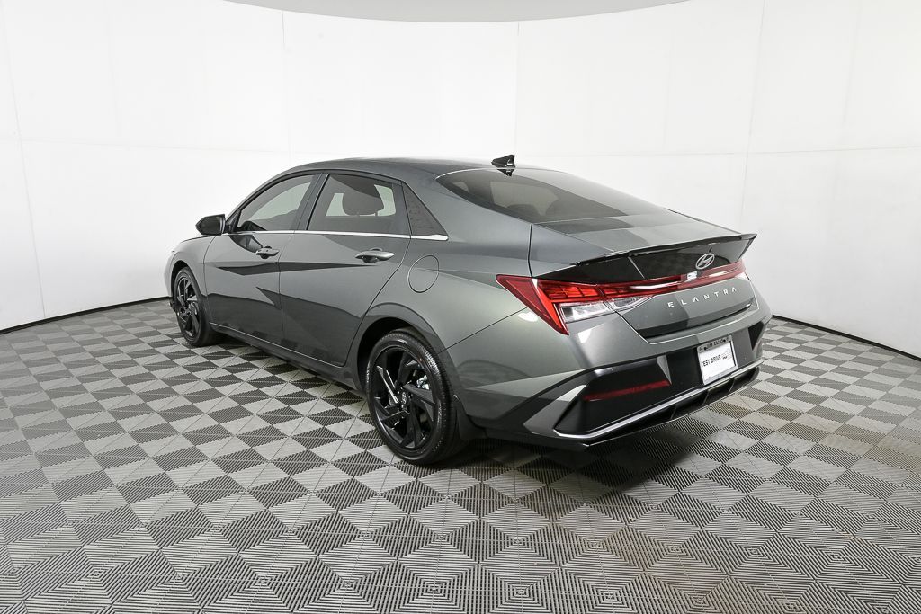 2026 Hyundai Elantra SEL Sport photo 3