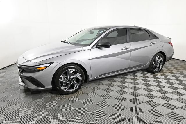 2026 Hyundai Elantra SEL Sport photo 2