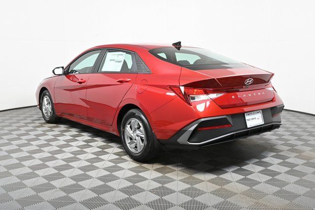 2026 Hyundai Elantra SE photo 3