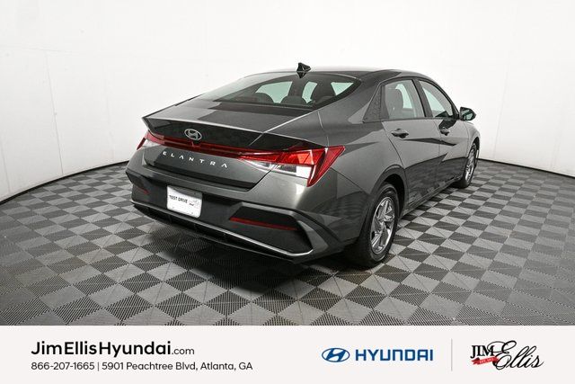 2024 Hyundai Elantra SE photo 2
