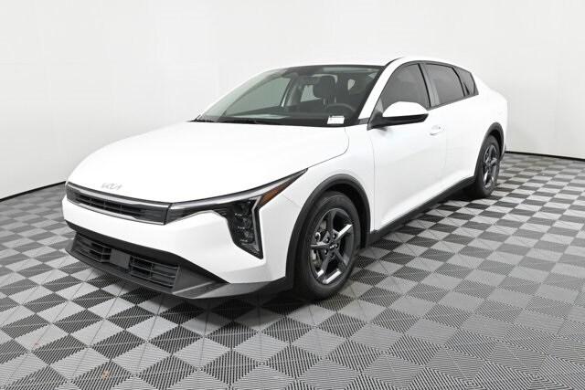 2025 Kia K4 LXS photo 2