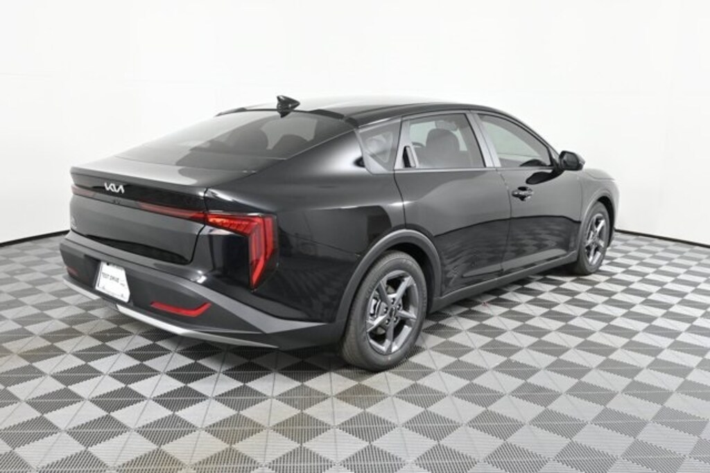 New 2025 Kia K4 LXS Sedan
