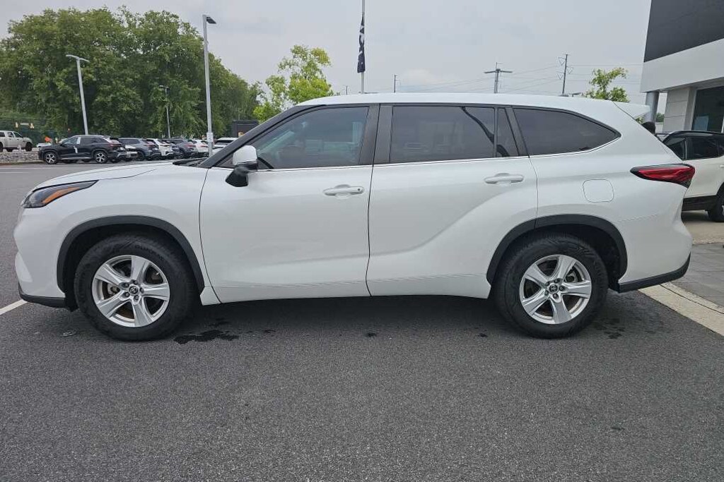 Used 2023 Toyota Highlander Hybrid LE SUV