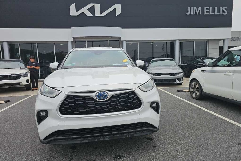 Used 2023 Toyota Highlander Hybrid LE SUV