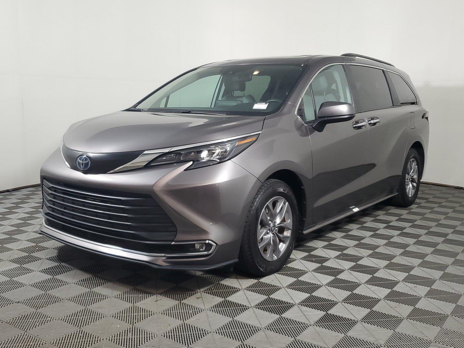 Used 2024 Toyota Sienna XLE Minivan/Van