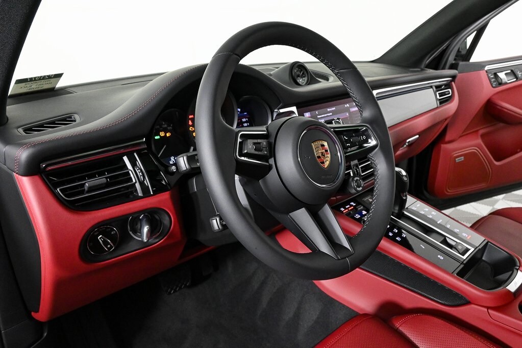 2025 Porsche Macan S photo 4