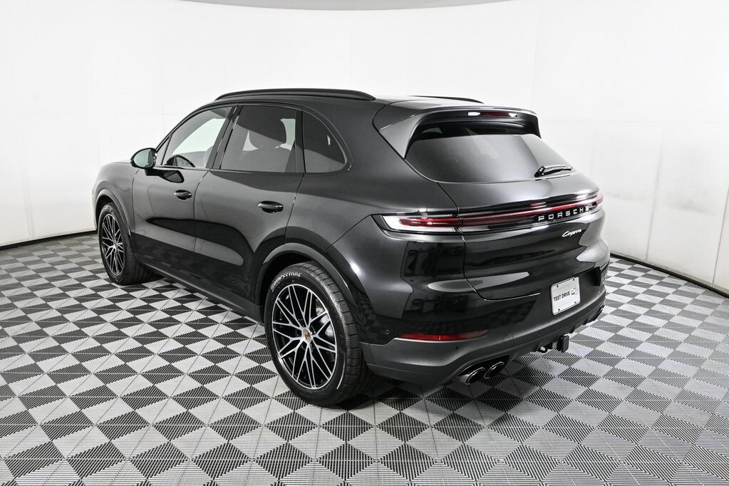 2025 Porsche Cayenne photo 3