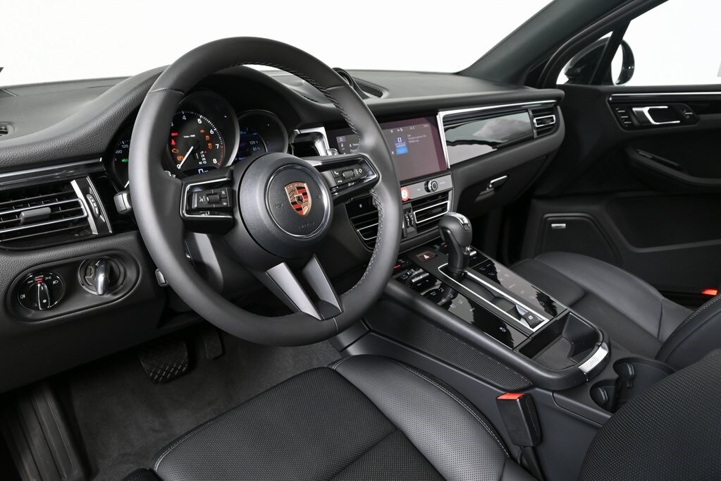 2026 Porsche Macan T photo 4