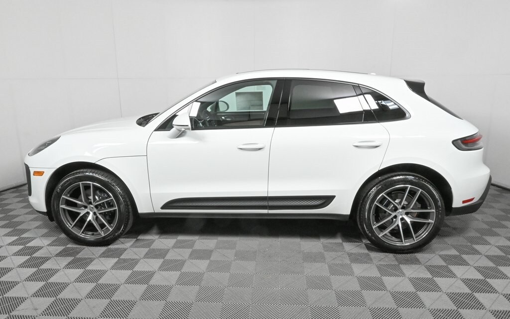 2025 Porsche Macan T photo 2