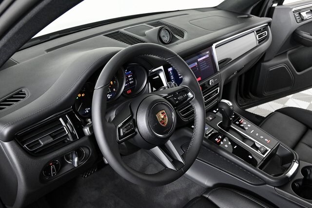 2025 Porsche Macan T photo 4