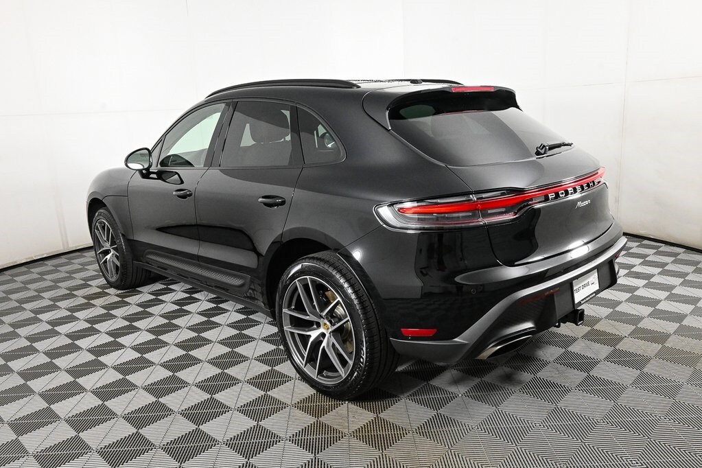 2025 Porsche Macan T photo 3