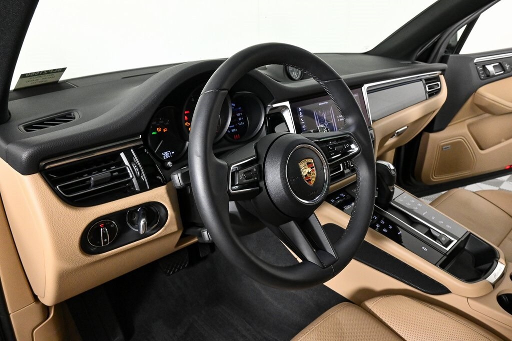2025 Porsche Macan T photo 4