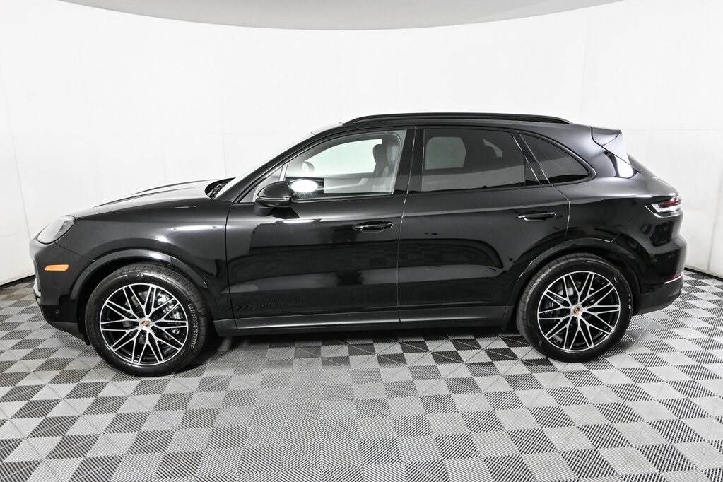 2025 Porsche Cayenne photo 2