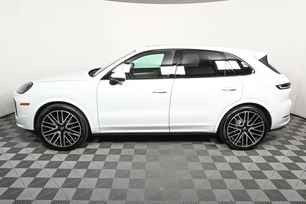 2025 Porsche Cayenne photo 2