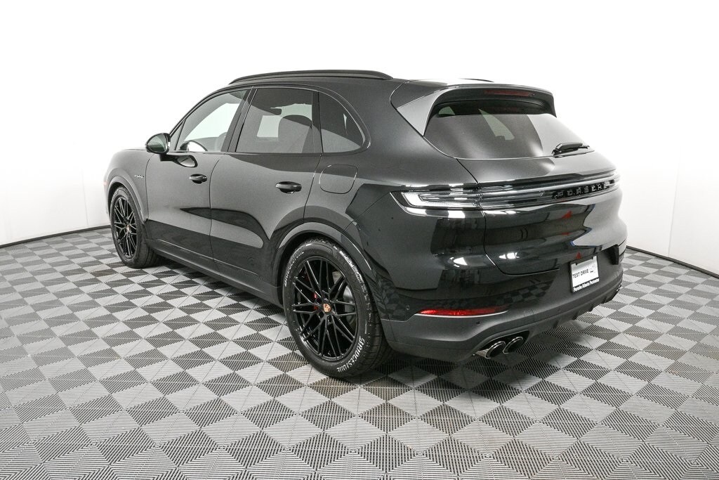 2025 Porsche Cayenne E-Hybrid S photo 3