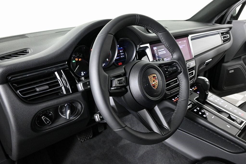 2025 Porsche Macan T photo 3
