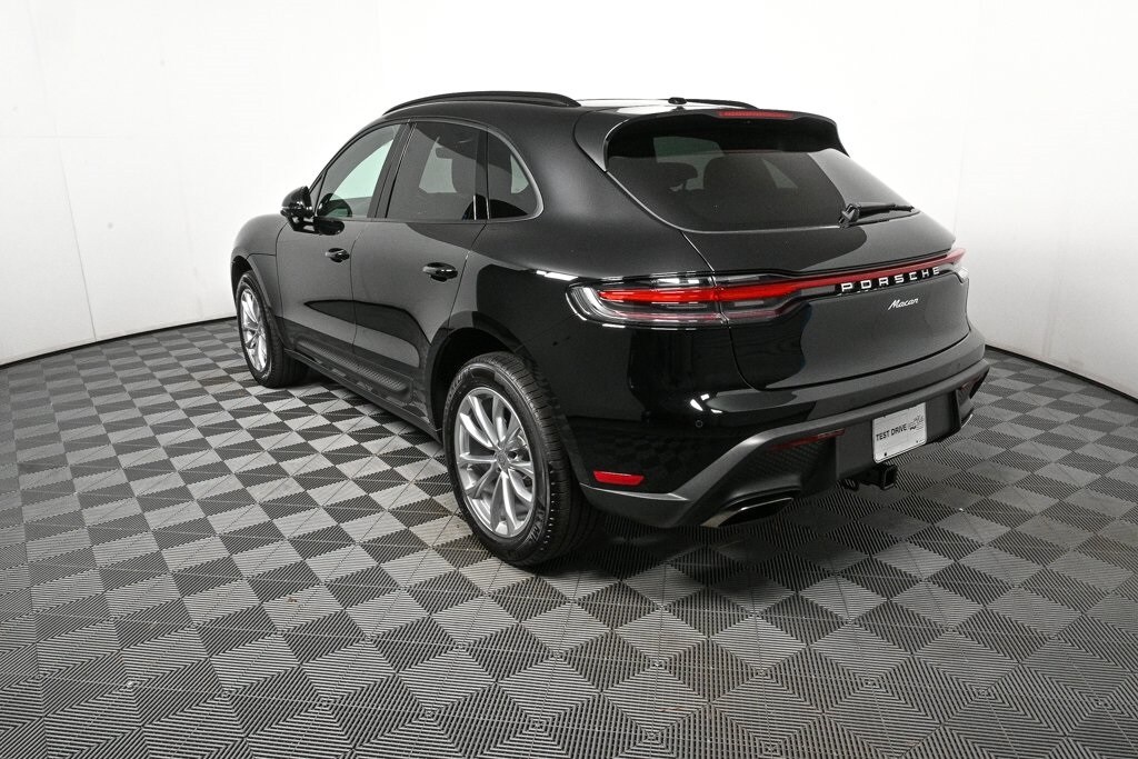 2025 Porsche Macan T photo 2