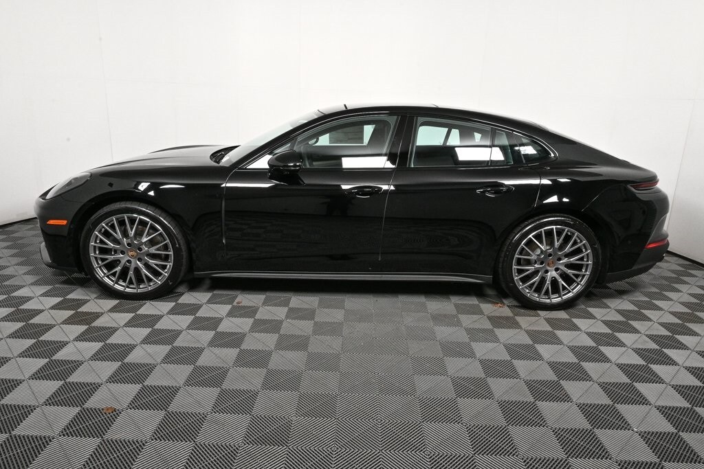 2025 Porsche Panamera 4 photo 2