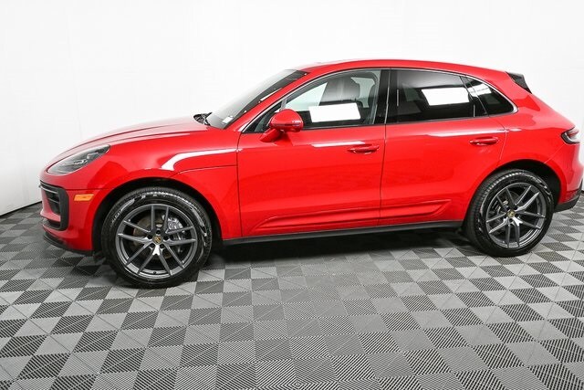 2024 Porsche Macan T photo 2