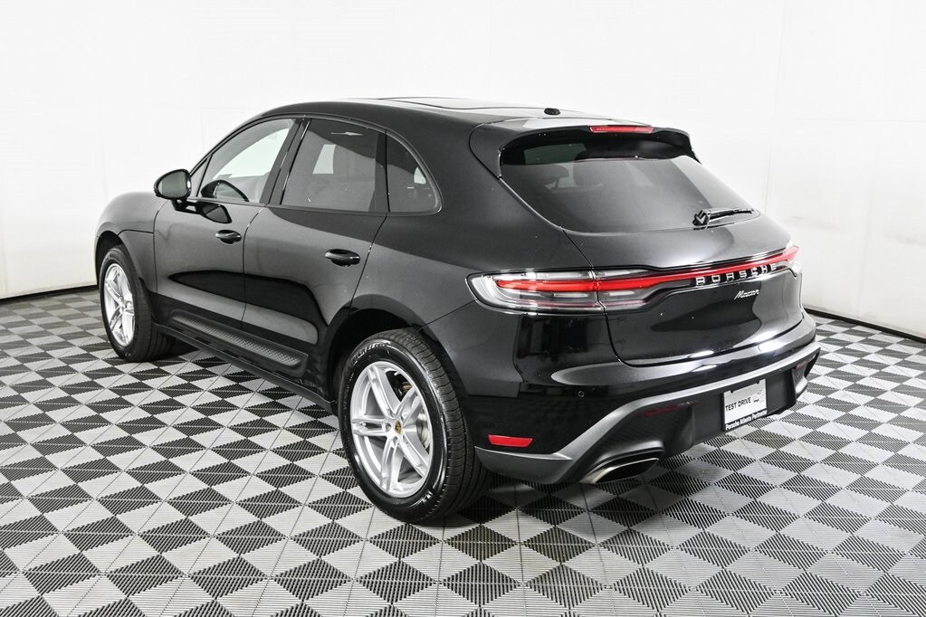 2025 Porsche Macan T photo 3