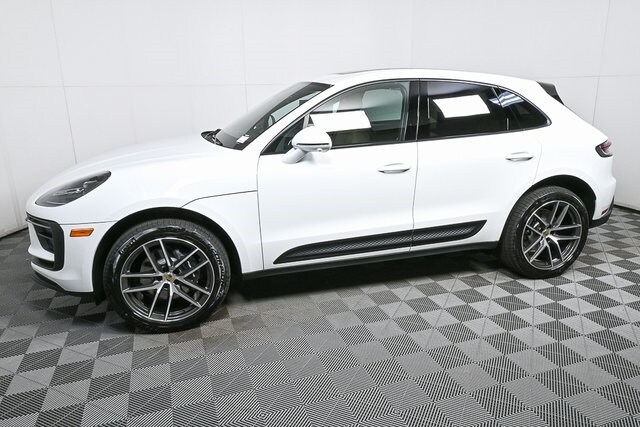 2026 Porsche Macan T photo 2