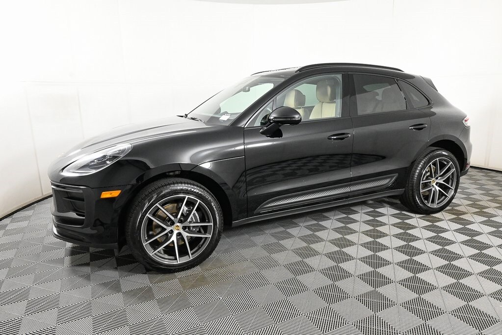 2025 Porsche Macan T photo 2