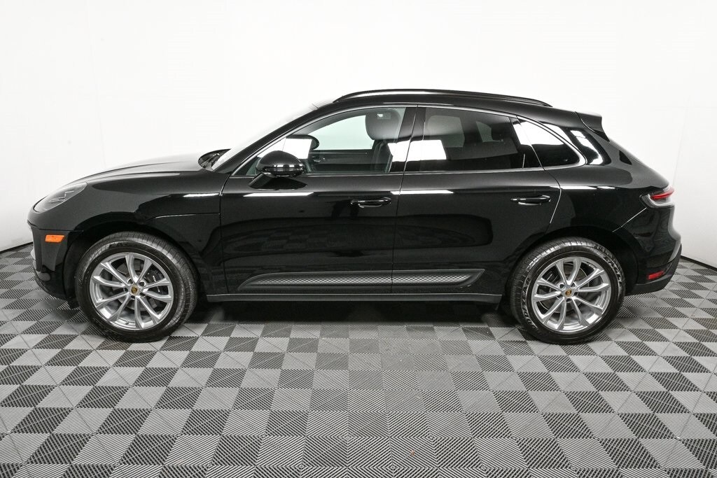 2025 Porsche Macan T photo 2