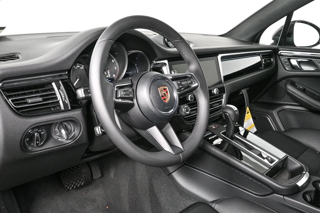 2026 Porsche Macan T photo 4