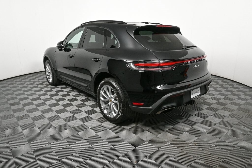 2025 Porsche Macan T photo 3