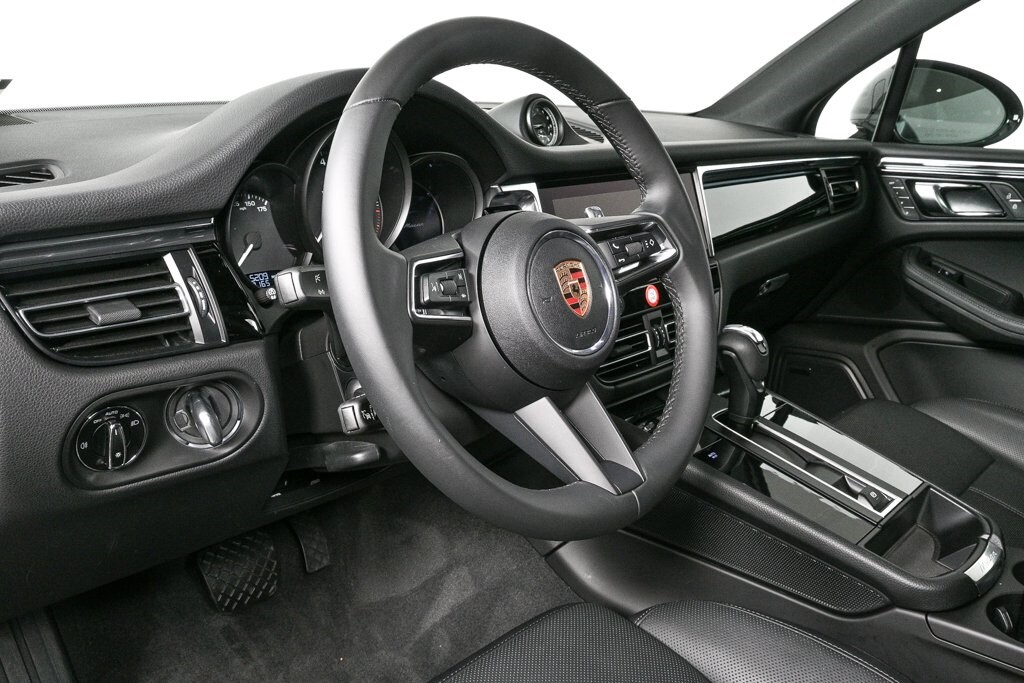 2025 Porsche Macan T photo 4