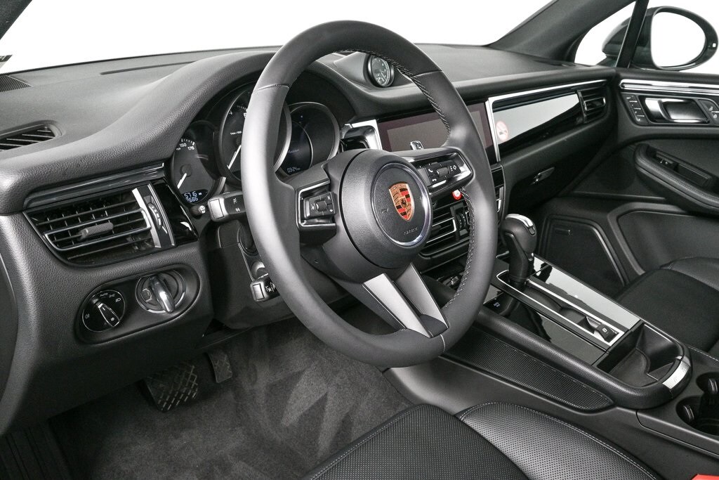 2025 Porsche Macan S photo 4