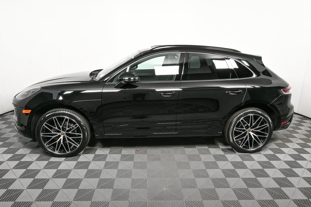 2025 Porsche Macan T photo 2