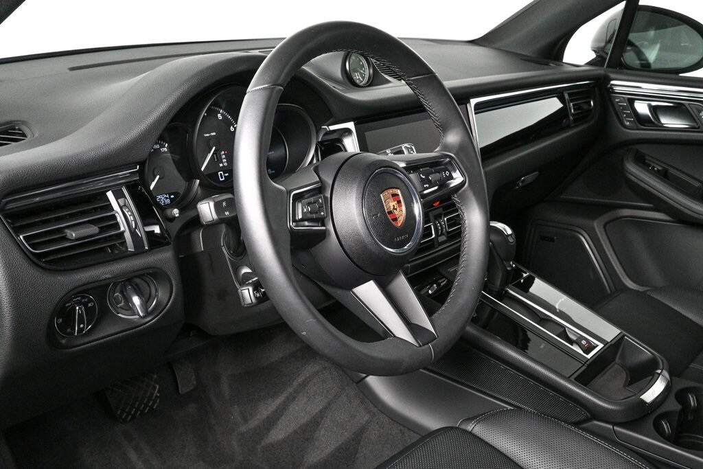 2025 Porsche Macan T photo 3
