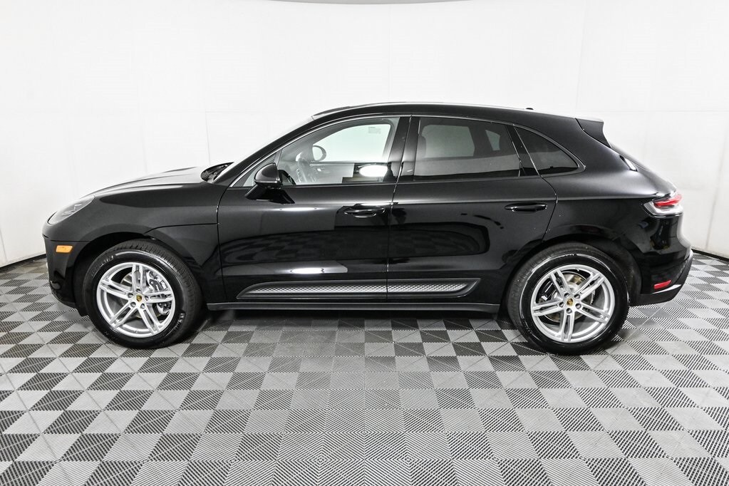 2025 Porsche Macan T photo 2