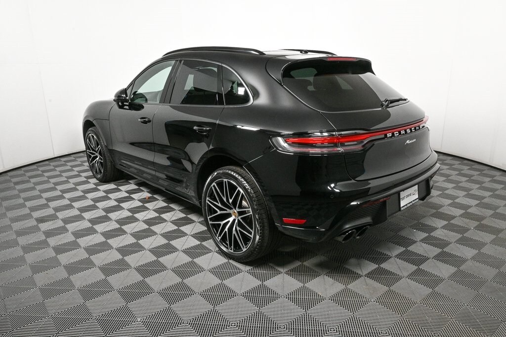 2025 Porsche Macan T photo 3
