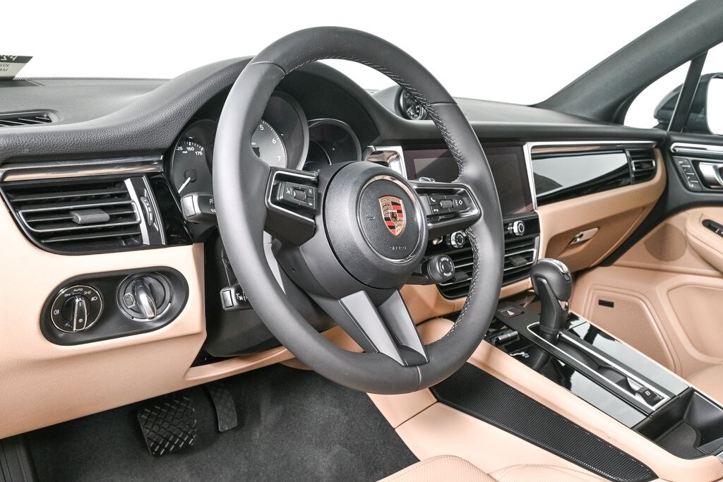 2025 Porsche Macan S photo 4